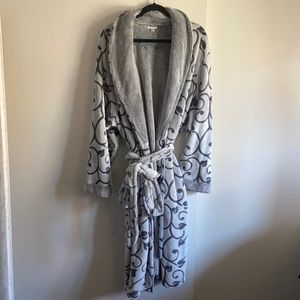 Avenue Grey Robe NWOT